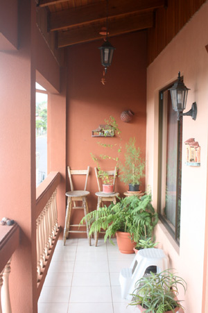 The apartment balcony is an attractive space in which to enjoy the temperate weather and the view of the town's center. 
