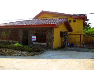 The complex has a large office fronting on the heavily traveled road between Tilaran and Lake Arenal and Arenal Volcano.