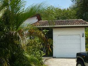 Thehouse has a one-car garage with automatic door.