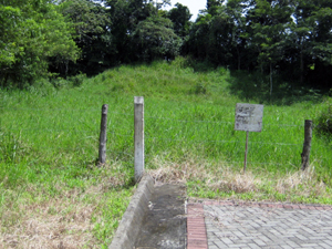 This quinta at the end of the spur road has a nice building site surrounded by woods.